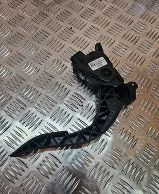 Accelerator throttle pedal