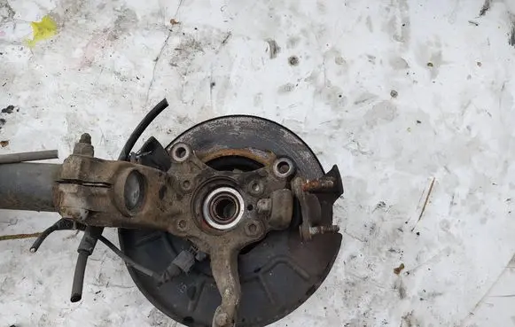Volkswagen Touran I Front wheel hub spindle knuckle 