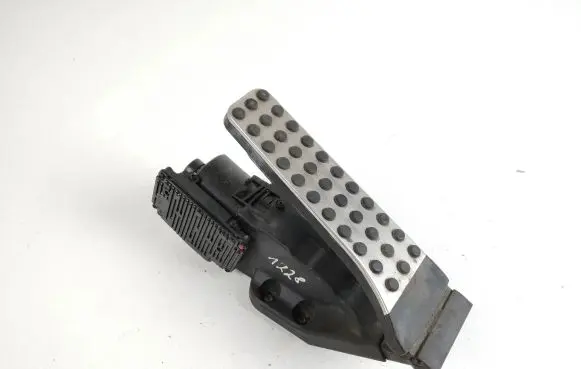 Accelerator throttle pedal