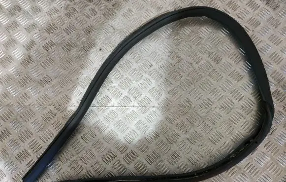 Audi A5 8T 8F Front door rubber seal 8F0831707