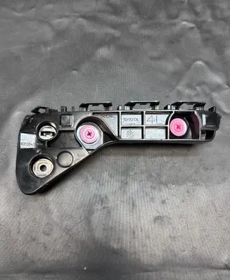 Toyota Hilux VIII Fender mounting bracket 52116YP050