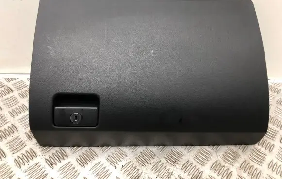 Toyota Avensis T270 Glove box