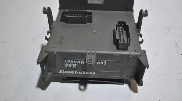 Renault Laguna II Fuse module 8200004201E