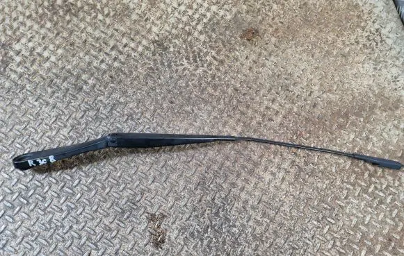 Ford Escape IV Front wiper blade arm LJ6B17526AA