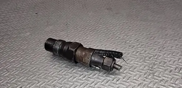 Volkswagen PASSAT B3 Fuel injector 068130201E