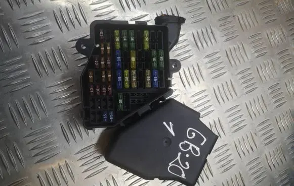Audi A4 S4 B7 8E 8H Fuse module 8D2941824