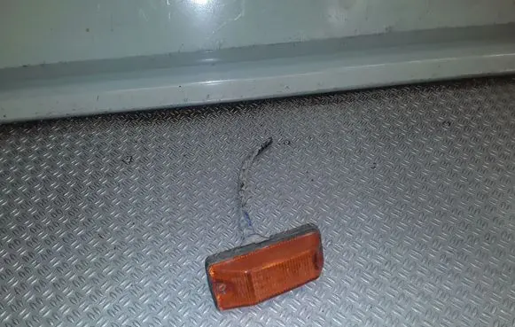 Front fender indicator light