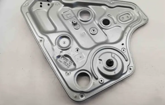 Rear window lifting mechanism without motor