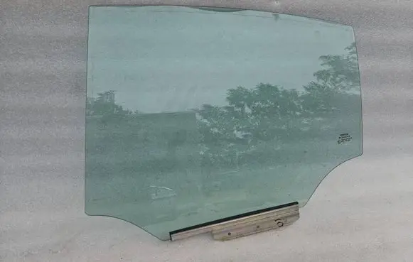 Toyota Avensis T270 Rear door window glass 43R001583