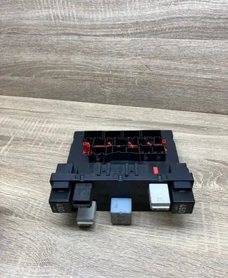 Volkswagen PASSAT B6 Fuse module 3C0937049J 28027755