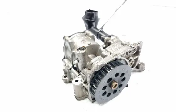 Volkswagen PASSAT B8 Oil pump 04L145208K