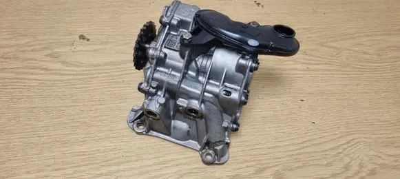 BMW 5 F10 F11 Oil pump 8513756
