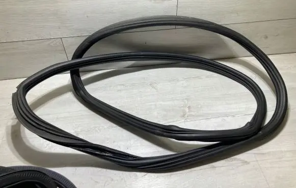 Trunk rubber seal (body)
