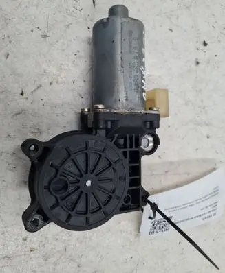 BMW 3 E46 Front door window regulator motor 0130821717