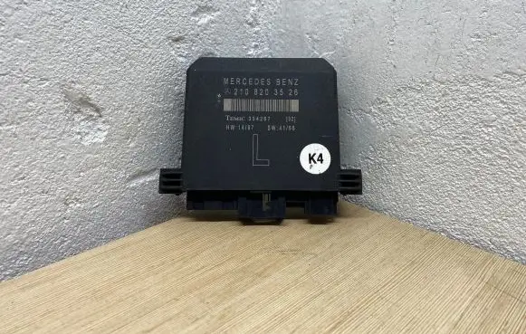 Mercedes-Benz C W202 Door control unit/module 2108203526 354267