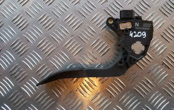 Nissan Juke I F15 Accelerator throttle pedal 180021KM0B