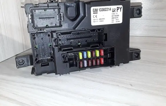 Opel Corsa D Fuse module 13382214