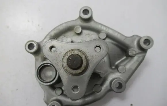 Citroen DS3 Water pump 9801573380