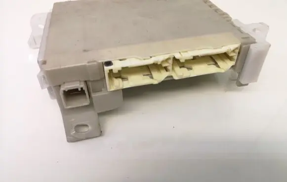 Toyota Yaris Fuse module 8273052K40