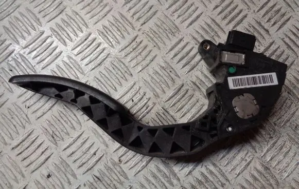 Accelerator throttle pedal