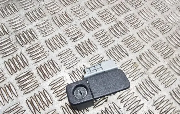 Honda CR-V Glove box lock 