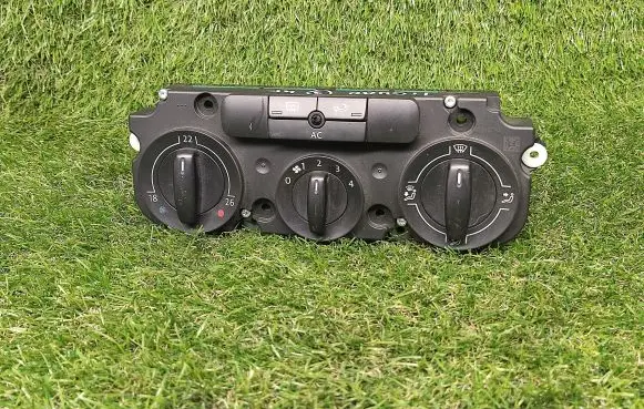 Volkswagen Tiguan Climate control unit 1K0820047HM 5HB00935260