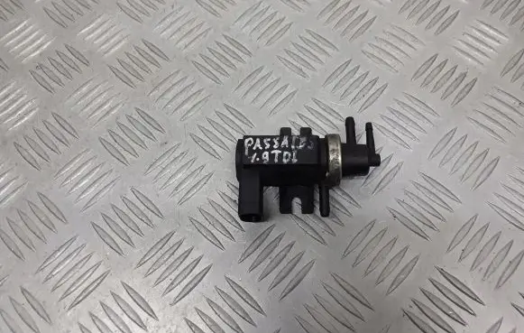 Volkswagen PASSAT B5 Valve vacuum 1J0906627
