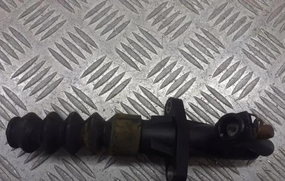 Peugeot 308 Clutch slave cylinder 