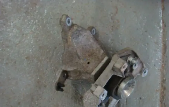Nissan Note (E12) Engine mount bracket