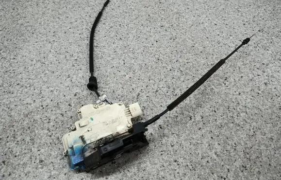 Volkswagen PASSAT B6 Front door lock 3C1837016A