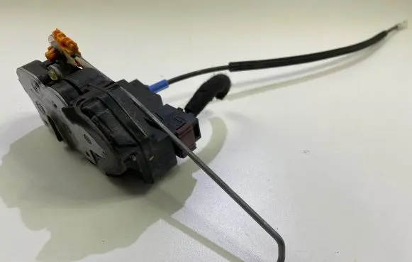 Opel Mokka X Front door lock 13579522