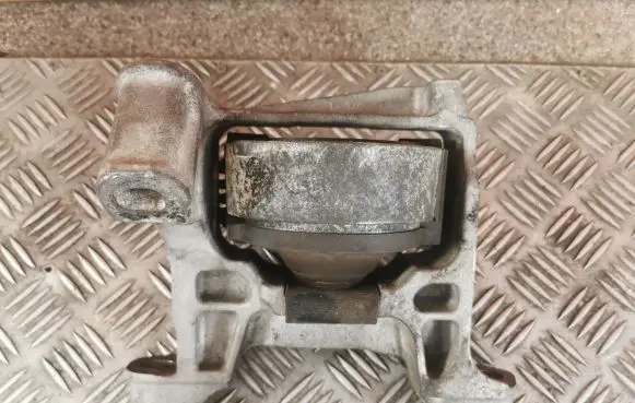 Mazda CX-5 Engine mount bracket