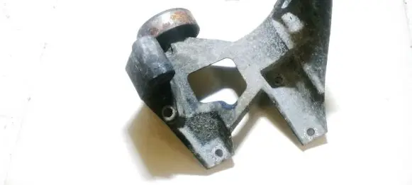 Engine mounting bracket