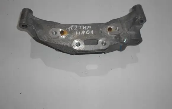 Peugeot 308 Engine mounting bracket 9674960380