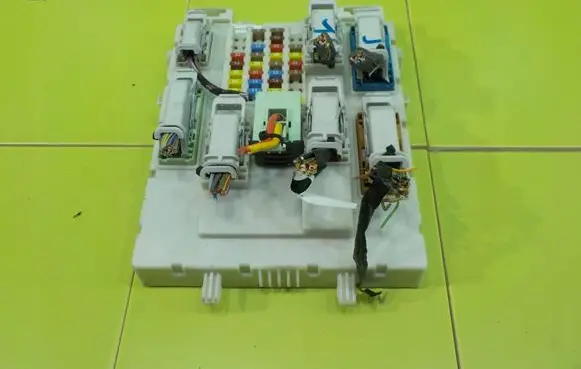 Ford C-MAX II Fuse box set AV6N14A073FF ZP18