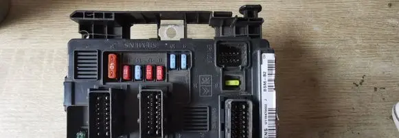 Citroen Berlingo Fuse module U118470002 580657526 9650618580