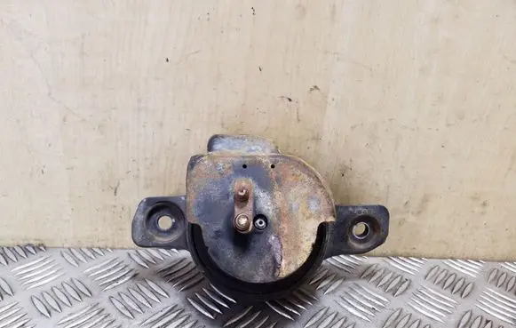 Subaru Outback Engine mount bracket
