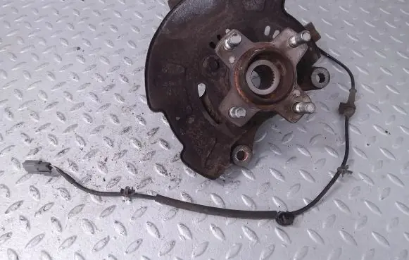 Suzuki Swift III Front wheel hub 4511152R00