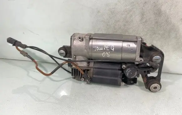 Volkswagen Touareg I Air suspension compressor/pump 03071000 053060012009