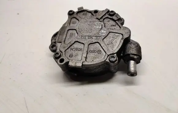 Volkswagen PASSAT B7 Vacuum pump 03L145100