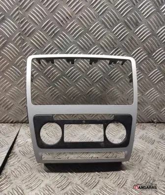 Skoda Octavia Mk2 (1Z) Radio/GPS head unit trim 