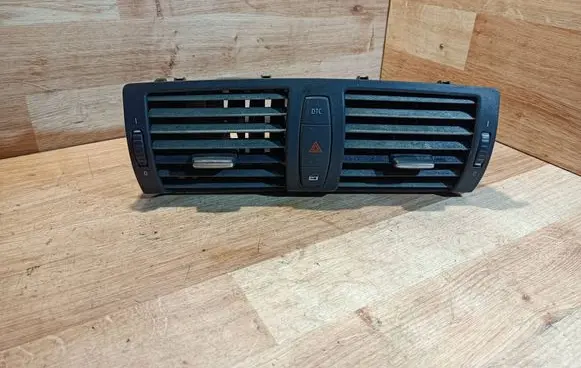 BMW 1 E81 E87 Dash center air vent grill 7059189