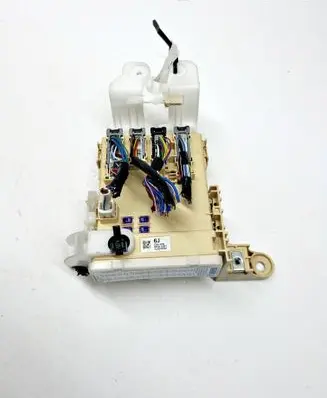 Toyota RAV 4 (XA40) Fuse module 