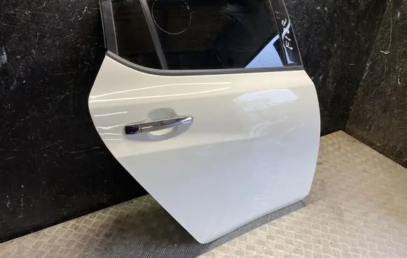 Nissan Leaf II (ZE1) Rear door