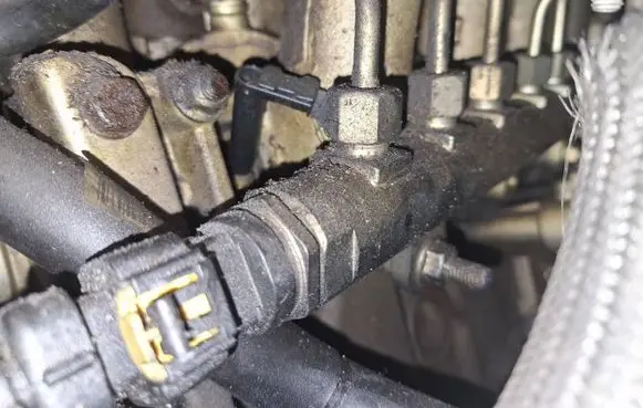 Opel Zafira B Fuel main line pipe 0445214095 55209572
