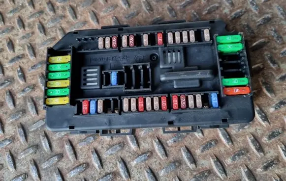 BMW 2 F22 F23 Fuse module 9389068
