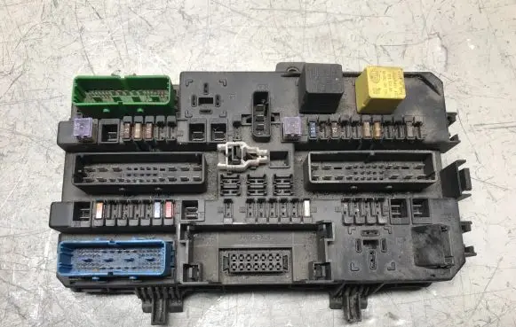 Opel Astra H Fuse module 13145017