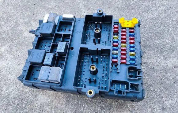 Jeep Grand Cherokee (WJ) Fuse module 56038406AK