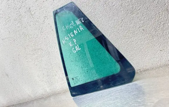 Opel Insignia A Rear vent window glass E443R000073 DOT747M538AS3 E000090