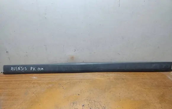 Toyota Avensis T220 Front door trim (molding) 7573205070